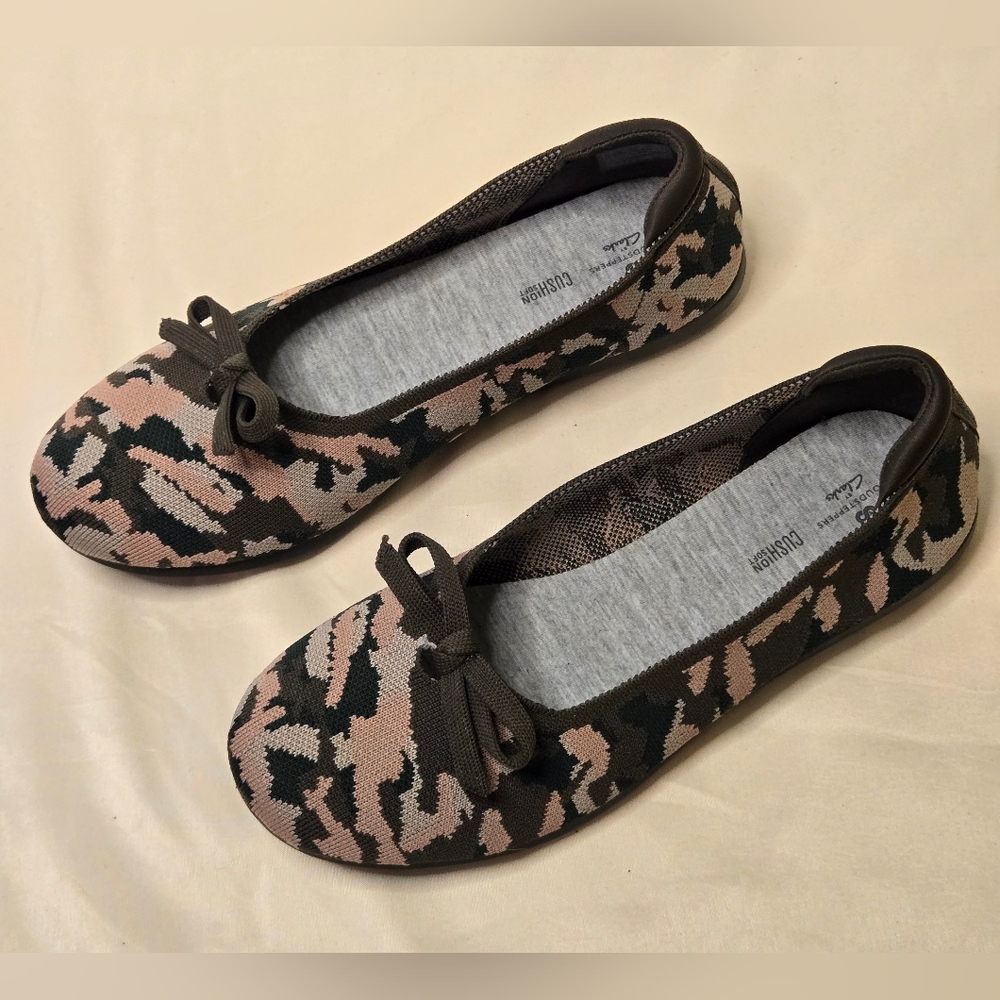 Clarks Cloudstopper Carly Hope Camouflage olive pink ballet flats bow Size 8.5W